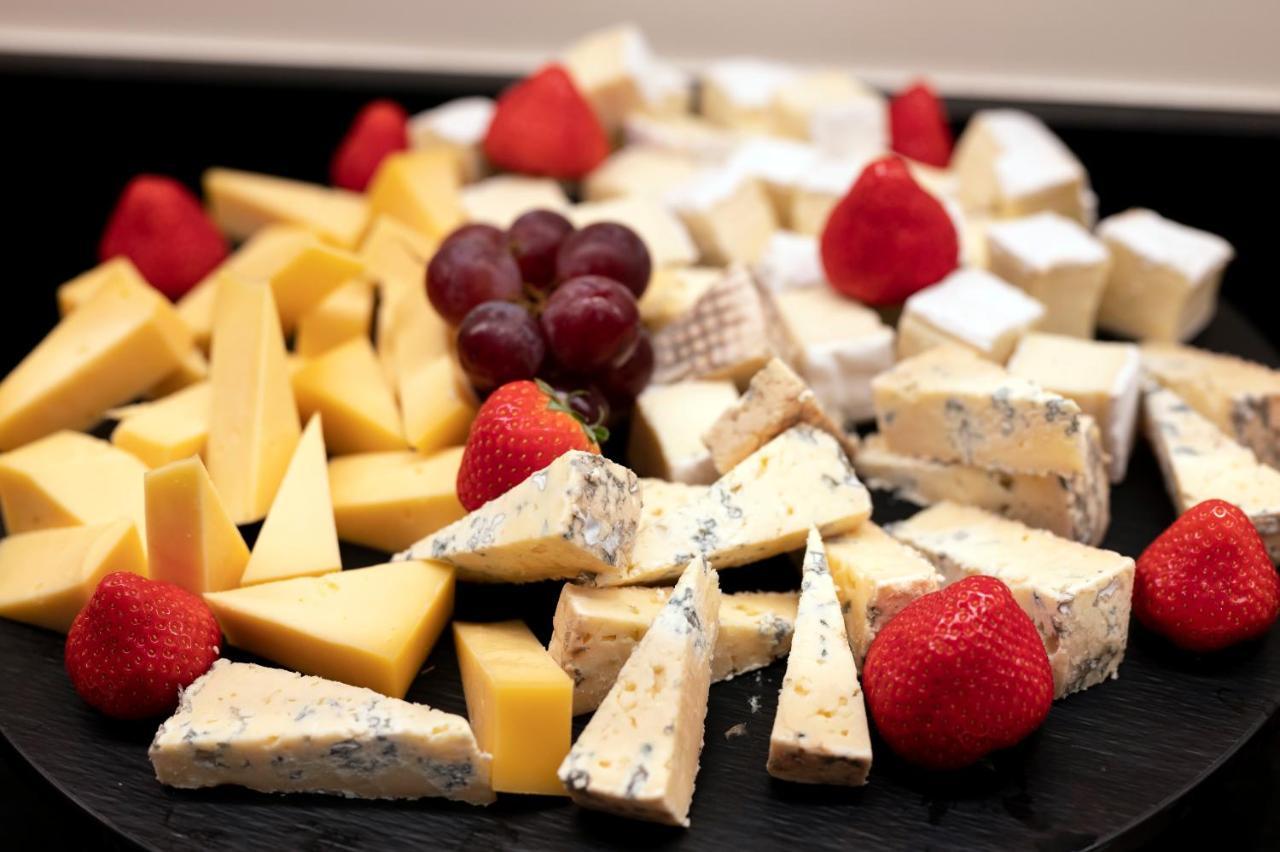 בריסל Stanhope Hotel By Thon Hotels מראה חיצוני תמונה A cheese platter