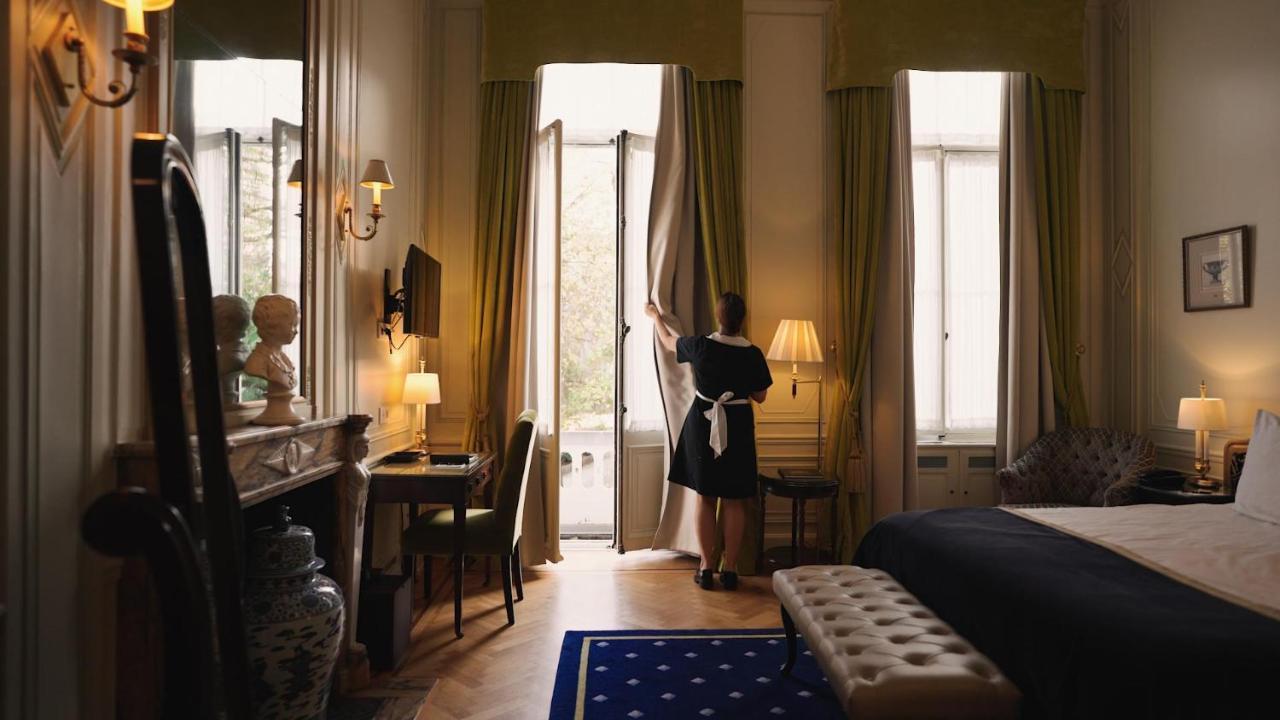 בריסל Stanhope Hotel By Thon Hotels מראה חיצוני תמונה A chambermaid opening the curtains in a hotel room