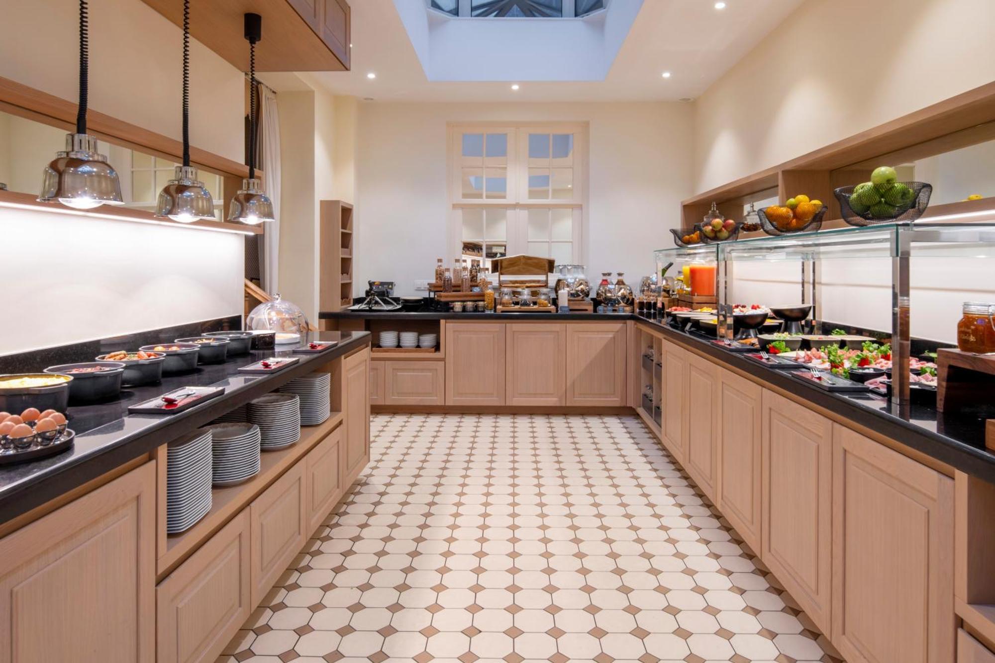 בריסל Stanhope Hotel By Thon Hotels מראה חיצוני תמונה The buffet at the restaurant