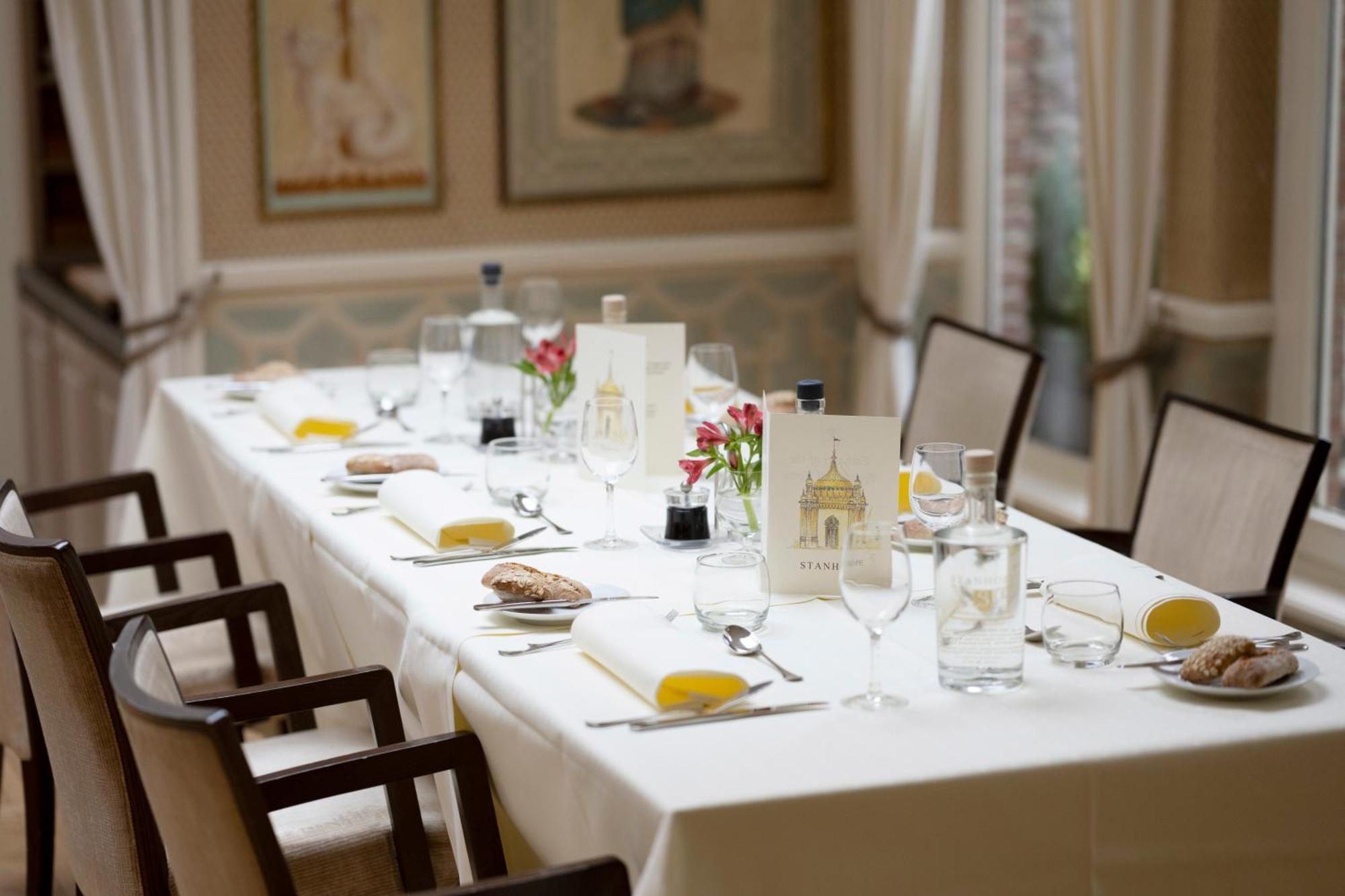 בריסל Stanhope Hotel By Thon Hotels מראה חיצוני תמונה A table set for a blind tasting