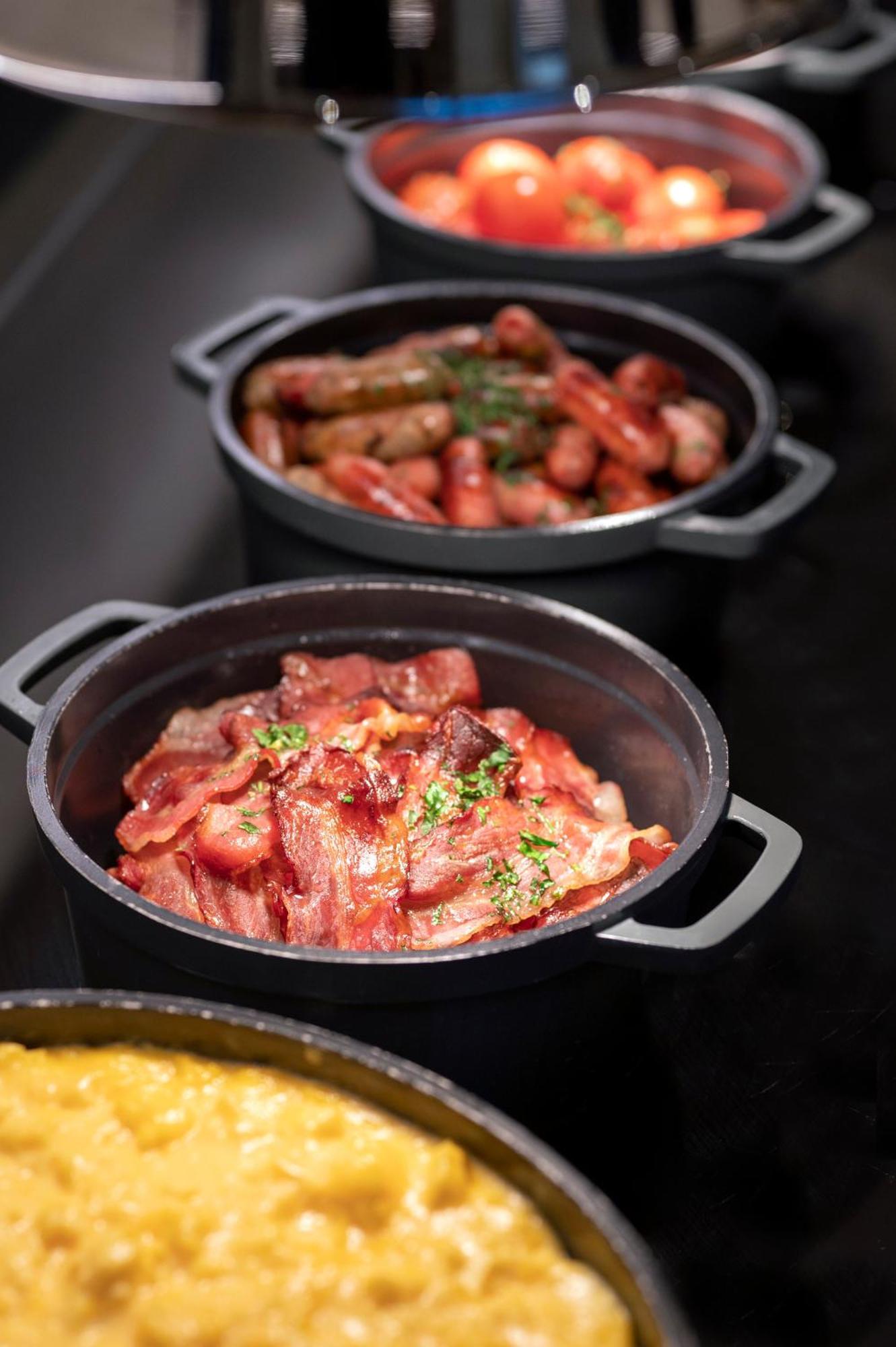 בריסל Stanhope Hotel By Thon Hotels מראה חיצוני תמונה A pan of bacon