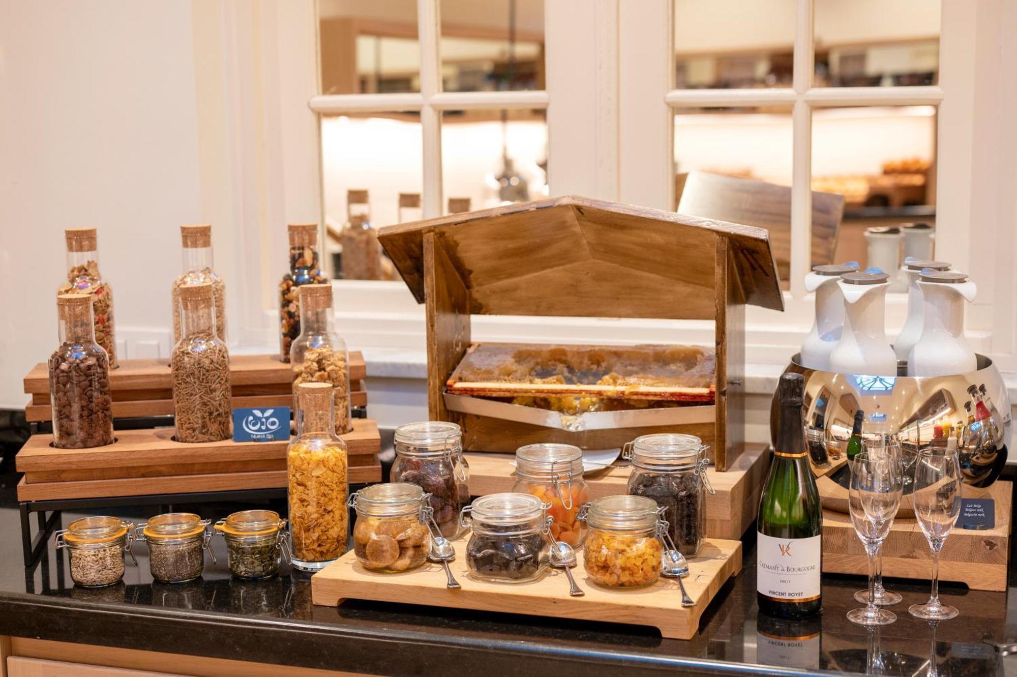 בריסל Stanhope Hotel By Thon Hotels מראה חיצוני תמונה A selection of teas at a buffet