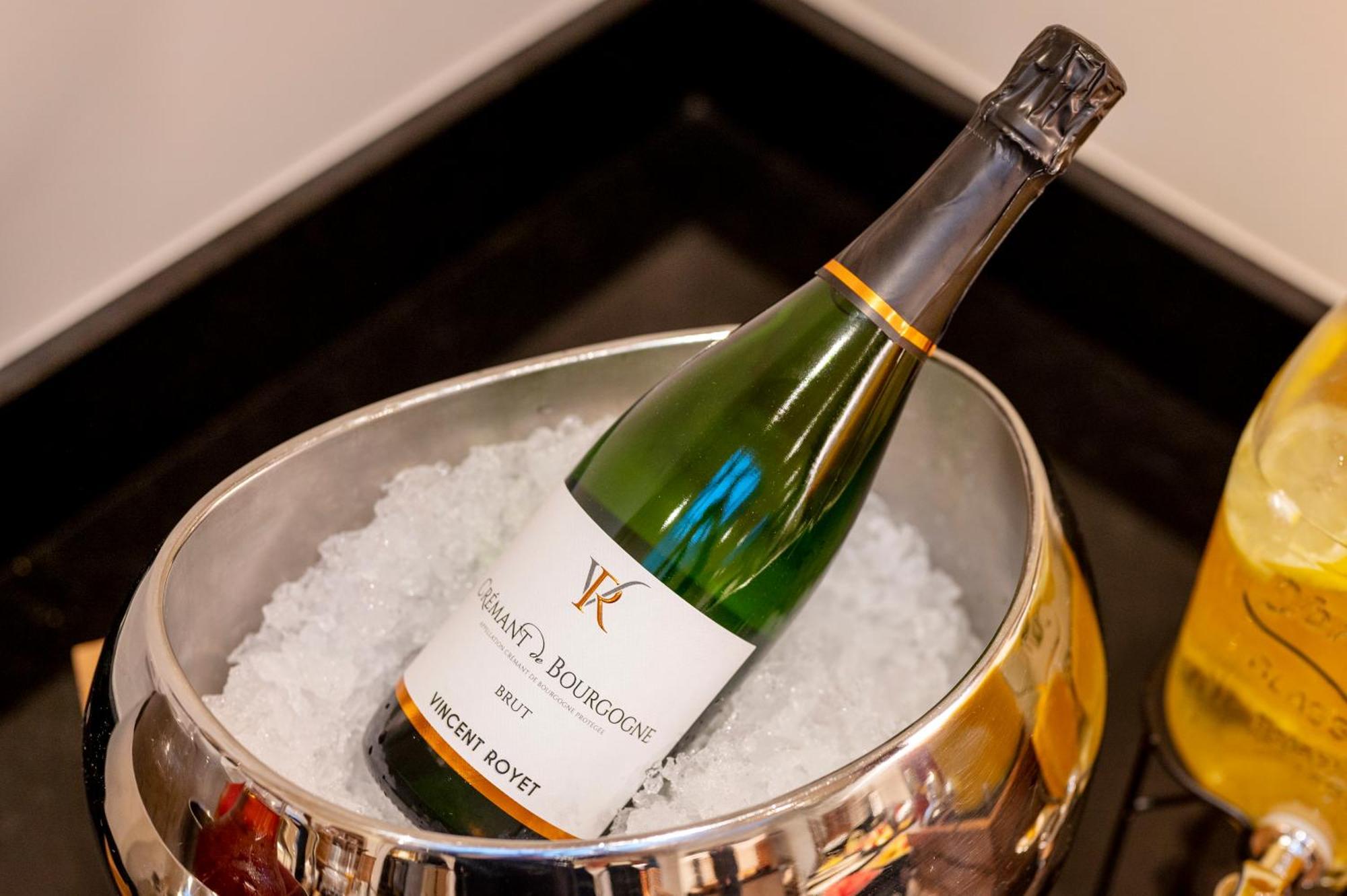 בריסל Stanhope Hotel By Thon Hotels מראה חיצוני תמונה A bottle of Vincent Perrier