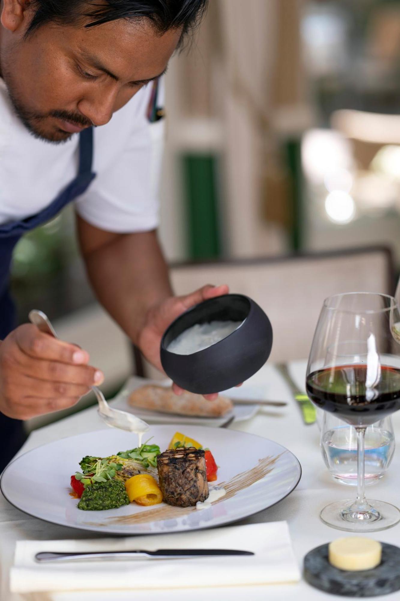 בריסל Stanhope Hotel By Thon Hotels מראה חיצוני תמונה A server holding a bowl of salt